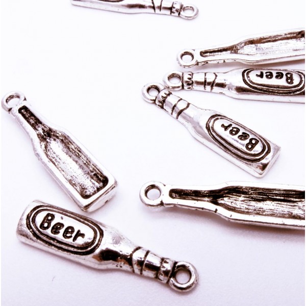 1x silberfarben Bierflasche Anhänger 28x6x3mm silberfarben Schmuckanhänger - Schmuckzubehör - Leisure-Beads DIY