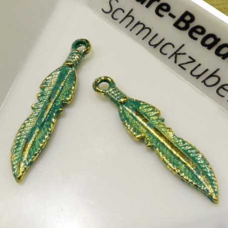 Leisure-Beads - 2x türkis goldfarben Federn 25x5mm vintage Schmuckanhänger - vintage Schmuckzubehör