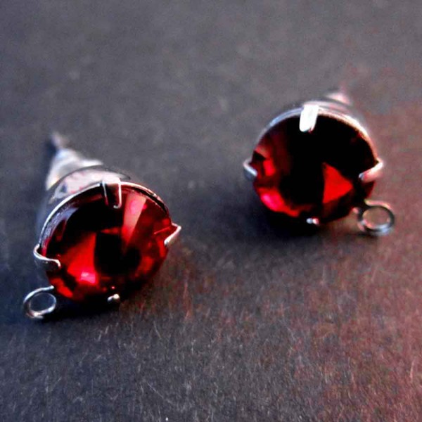 2x rote Strass Ohrstecker mit Öse 18x11mm Strassstein Durchmesser 8mm - Schmuckzubehör zum Ohrringe selbermachen - Leisure-Beads DIY
