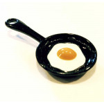 1x Pfanne mit Spiegelei Anhänger 28x15mm - Schmuckzubehör