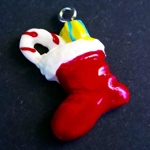 1x Roter Nikolausstiefel Schmuck Anhänger 25x17x6mm Resin Schmuckanhänger - Schmuckzubehör Weihnachten - Leisure-Beads DIY