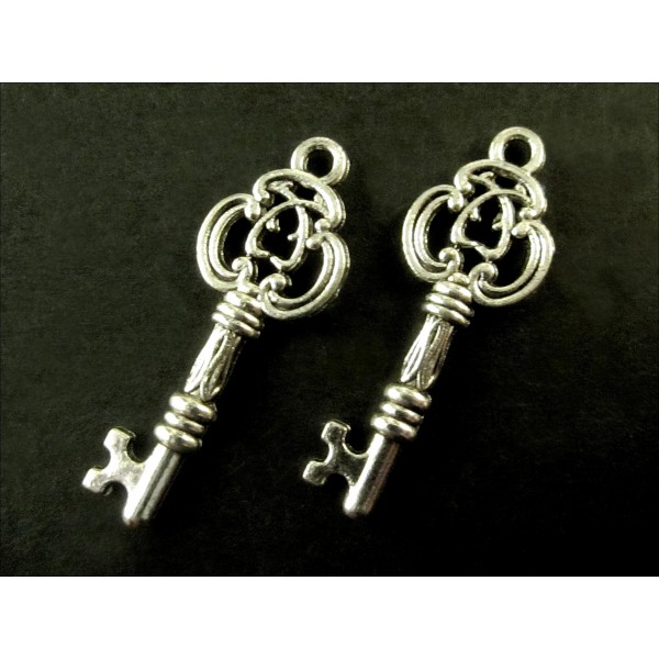 2x silberfarben Schlüssel 27x9mm Schmuckanhänger - Schmuckzubehör