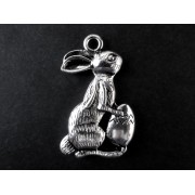 1x großer silberfarbener Osterhase Anhänger mit Osterei ca. 30x28x3mm silberfarbener Schmuckanhänger - Schmuckzubehör
