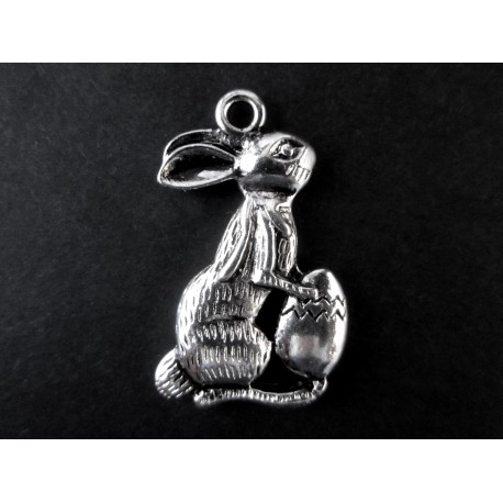 Leisure-Beads - 1x silberfarben Osterhase Anhänger 30x28x3mm mit Osterei silberfarbener Schmuckanhänger - Schmuckzubehör