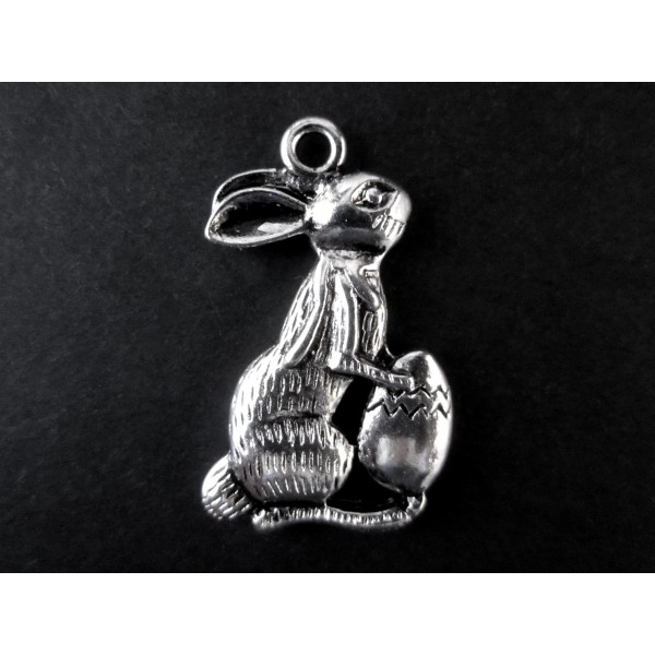 1x silberfarben Osterhase Anhänger 30x28x3mm mit Osterei silberfarbener Schmuckanhänger - Schmuckzubehör